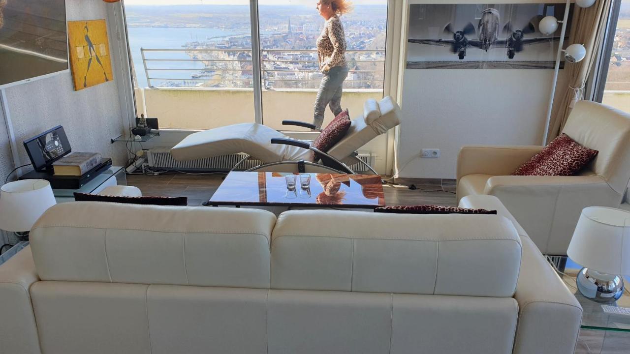 Luxus-ecksuite Mit Stylischem Design Und Traumblick Uebers Meer, 26.stock Im Maritim Apartment *