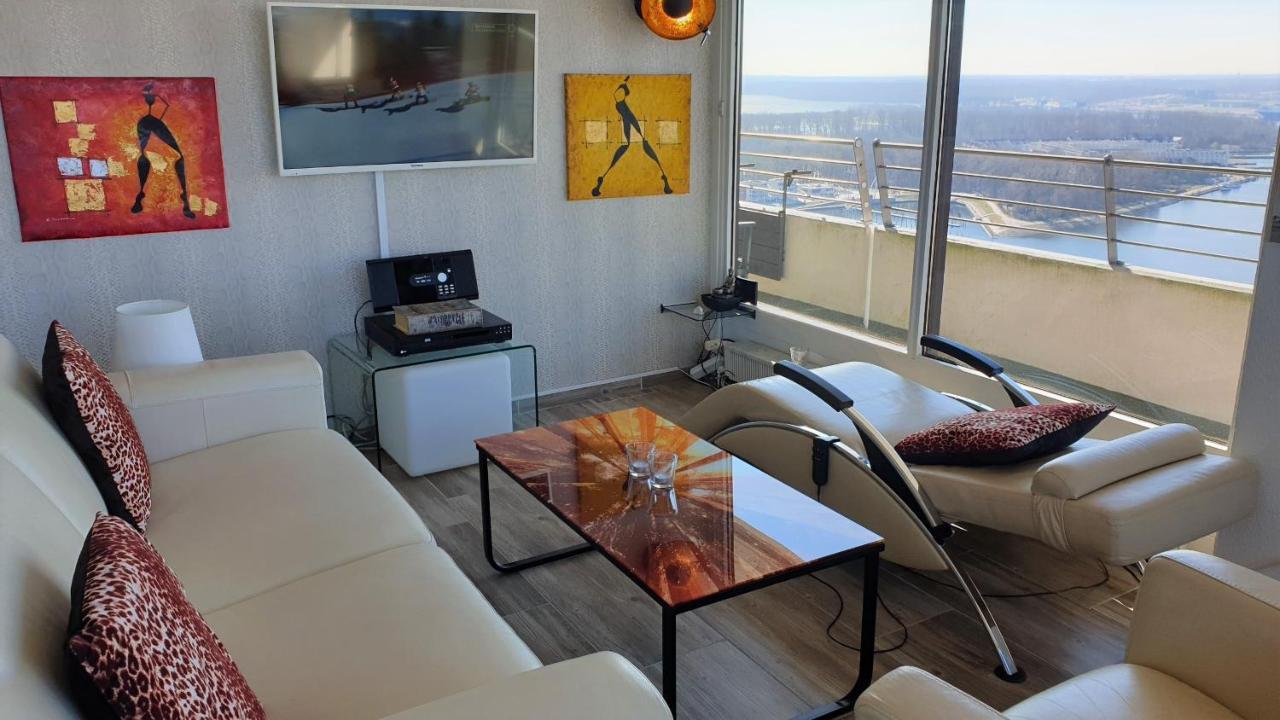 Luxus-ecksuite Mit Stylischem Design Und Traumblick Uebers Meer, 26.stock Im Maritim Apartment Lubeck