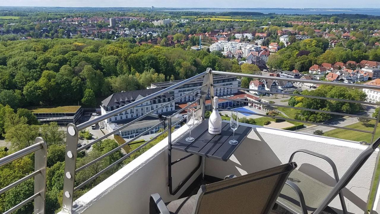 Luxus-ecksuite Mit Stylischem Design Und Traumblick Uebers Meer, 26.stock Im Maritim Apartment Lubeck