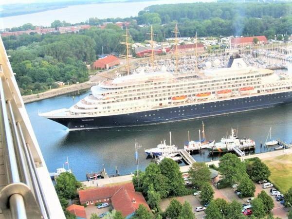 Luxus-ecksuite Mit Stylischem Design Und Traumblick Uebers Meer, 26.stock Im Maritim * Lübeck
